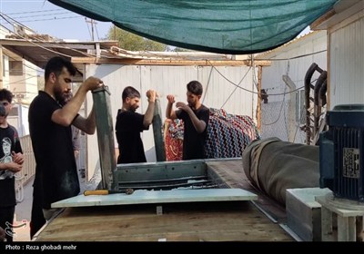 گرمای پنجاه‌ درجه‌ای و اراده سردنشدنی جوانان در کارخانه تولید یخ نجف
