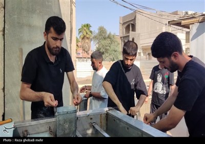 گرمای پنجاه‌ درجه‌ای و اراده سردنشدنی جوانان در کارخانه تولید یخ نجف