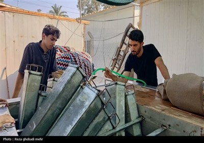 گرمای پنجاه‌ درجه‌ای و اراده سردنشدنی جوانان در کارخانه تولید یخ نجف