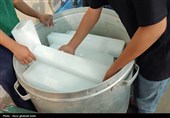 گرمای پنجاه‌ درجه‌ای و اراده سردنشدنی جوانان در کارخانه  تولید یخ نجف