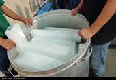 گرمای پنجاه‌ درجه‌ای و اراده سردنشدنی جوانان در کارخانه  تولید یخ نجف