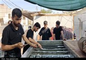 گرمای پنجاه‌ درجه‌ای و اراده سردنشدنی جوانان در کارخانه  تولید یخ نجف