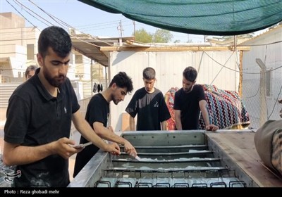 گرمای پنجاه‌ درجه‌ای و اراده سردنشدنی جوانان در کارخانه تولید یخ نجف