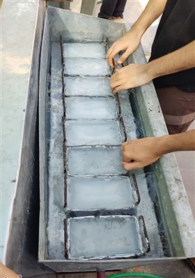 گرمای پنجاه‌ درجه‌ای و اراده سردنشدنی جوانان در کارخانه تولید یخ نجف