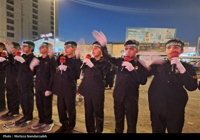 اجرای سرود نوجوانان در کنار مواکب لرستان در نجف اشرف