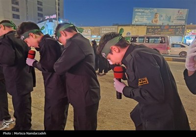 اجرای سرود نوجوانان در کنار مواکب لرستان در نجف اشرف