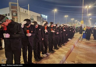اجرای سرود نوجوانان در کنار مواکب لرستان در نجف اشرف