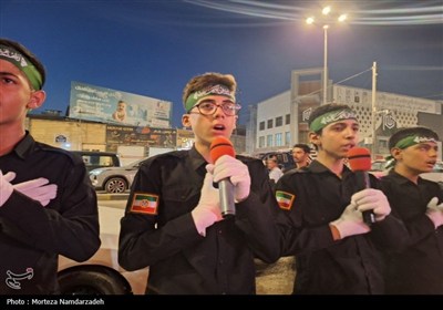 اجرای سرود نوجوانان در کنار مواکب لرستان در نجف اشرف