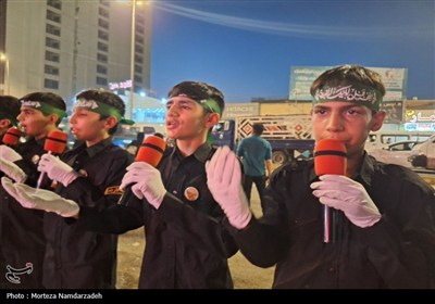 اجرای سرود نوجوانان در کنار مواکب لرستان در نجف اشرف