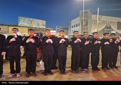 اجرای سرود نوجوانان در کنار مواکب لرستان در نجف اشرف