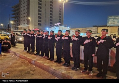 اجرای سرود نوجوانان در کنار مواکب لرستان در نجف اشرف