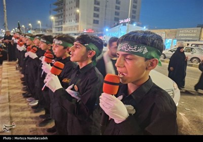 اجرای سرود نوجوانان در کنار مواکب لرستان در نجف اشرف