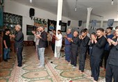 لحظاتی از اقامه نماز زوار اربعین در موکبهای لرستان