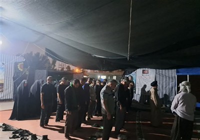 لحظاتی از اقامه‌ نماز زوار اربعین در موکب‌های لرستان