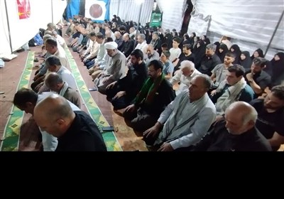 لحظاتی از اقامه‌ نماز زوار اربعین در موکب‌های لرستان