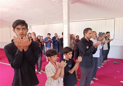 لحظاتی از اقامه‌ نماز زوار اربعین در موکب‌های لرستان