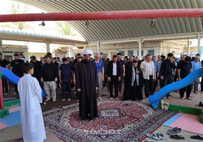 لحظاتی از اقامه‌ نماز زوار اربعین در موکب‌های لرستان