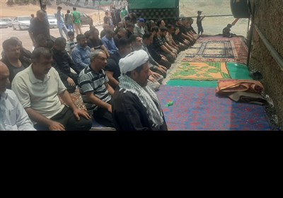 لحظاتی از اقامه‌ نماز زوار اربعین در موکب‌های لرستان