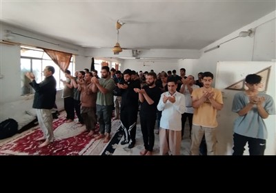 لحظاتی از اقامه‌ نماز زوار اربعین در موکب‌های لرستان