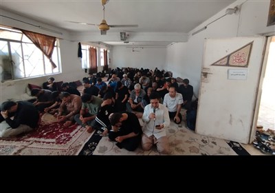 لحظاتی از اقامه‌ نماز زوار اربعین در موکب‌های لرستان