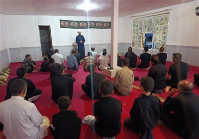 لحظاتی از اقامه‌ نماز زوار اربعین در موکب‌های لرستان