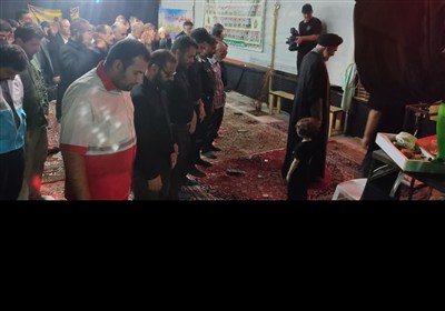 لحظاتی از اقامه‌ نماز زوار اربعین در موکب‌های لرستان