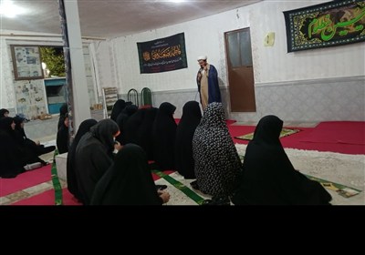 لحظاتی از اقامه‌ نماز زوار اربعین در موکب‌های لرستان