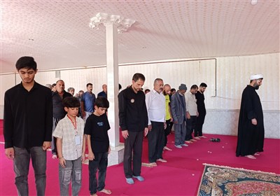 لحظاتی از اقامه‌ نماز زوار اربعین در موکب‌های لرستان