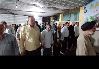 لحظاتی از اقامه‌ نماز زوار اربعین در موکب‌های لرستان