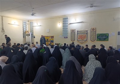 لحظاتی از اقامه‌ نماز زوار اربعین در موکب‌های لرستان
