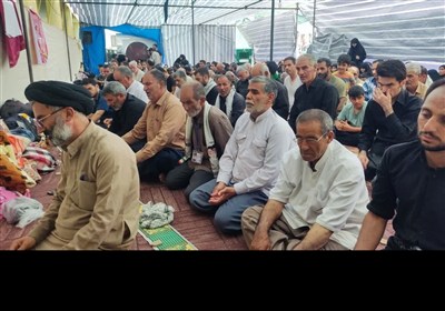 لحظاتی از اقامه‌ نماز زوار اربعین در موکب‌های لرستان