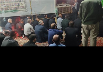 لحظاتی از اقامه‌ نماز زوار اربعین در موکب‌های لرستان