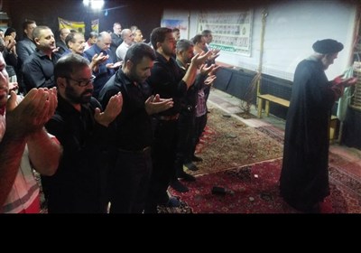 لحظاتی از اقامه‌ نماز زوار اربعین در موکب‌های لرستان