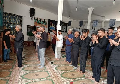 لحظاتی از اقامه‌ نماز زوار اربعین در موکب‌های لرستان
