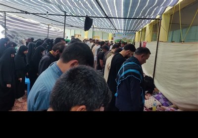 لحظاتی از اقامه‌ نماز زوار اربعین در موکب‌های لرستان