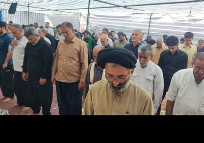 لحظاتی از اقامه‌ نماز زوار اربعین در موکب‌های لرستان