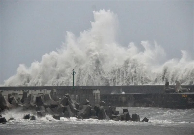 Typhoon Podul Slams into Southern Taiwan, Hundreds of Flights Cancelled