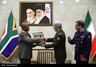 دیدار فرمانده نیروهای دفاع ملی آفریقای جنوبی با فرمانده ارتش