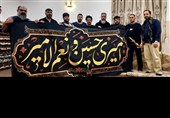 ‌خدمت فرهنگی یک خانواده هنرمند به زائران اربعین+تصاویر