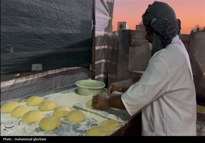 نان سفره عشق؛ موکب نانوایی نهبندان در خدمت زائران حسینی در کاظمین
