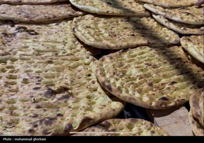 نان سفره عشق؛ موکب نانوایی نهبندان در خدمت زائران حسینی در کاظمین