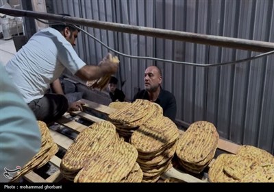 نان سفره عشق؛ موکب نانوایی نهبندان در خدمت زائران حسینی در کاظمین