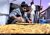 نان سفره عشق؛ موکب نانوایی نهبندان در خدمت زائران حسینی در کاظمین