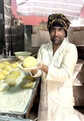نان سفره عشق؛ موکب نانوایی نهبندان در خدمت زائران حسینی در کاظمین