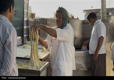 نان سفره عشق؛ موکب نانوایی نهبندان در خدمت زائران حسینی در کاظمین