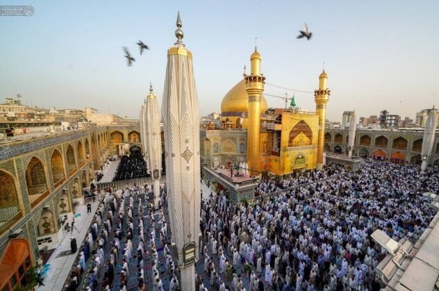 اقامه نماز در حرم حضرت امیرالمومنین (ع)