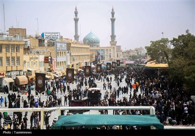 سوگواری عاشقان حسینی در حرم حضرت معصومه(س)