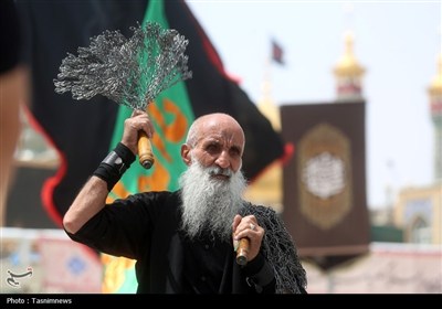 سوگواری عاشقان حسینی در حرم حضرت معصومه(س)