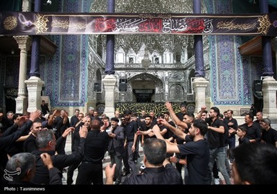 سوگواری عاشقان حسینی در حرم حضرت معصومه(س)