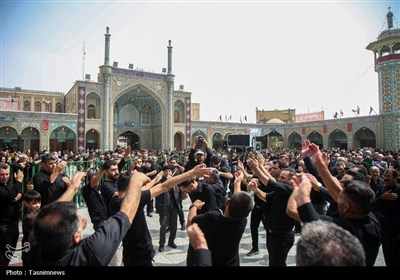 سوگواری عاشقان حسینی در حرم حضرت معصومه(س)